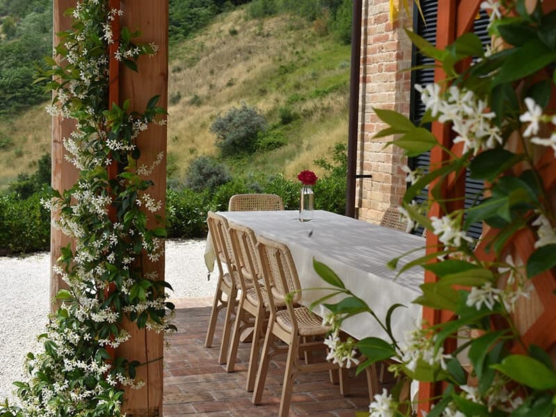 Eettafel buiten bij vakantiehuis Casa Raffaela in Le Marche
