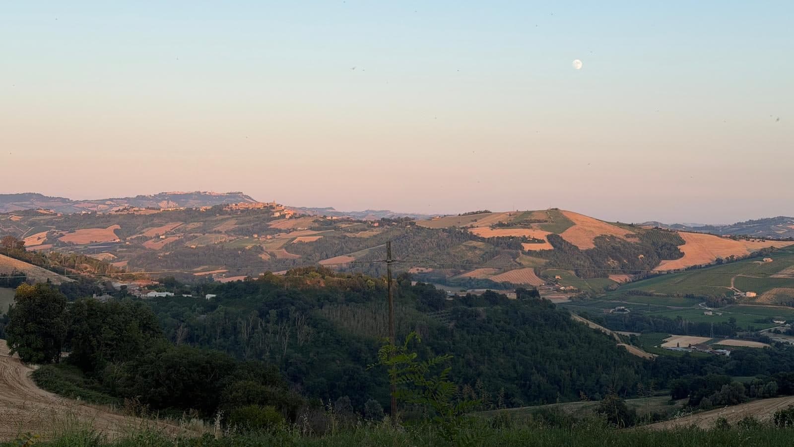 Panorama van de heuvels van Le Marche bij zonsondergang