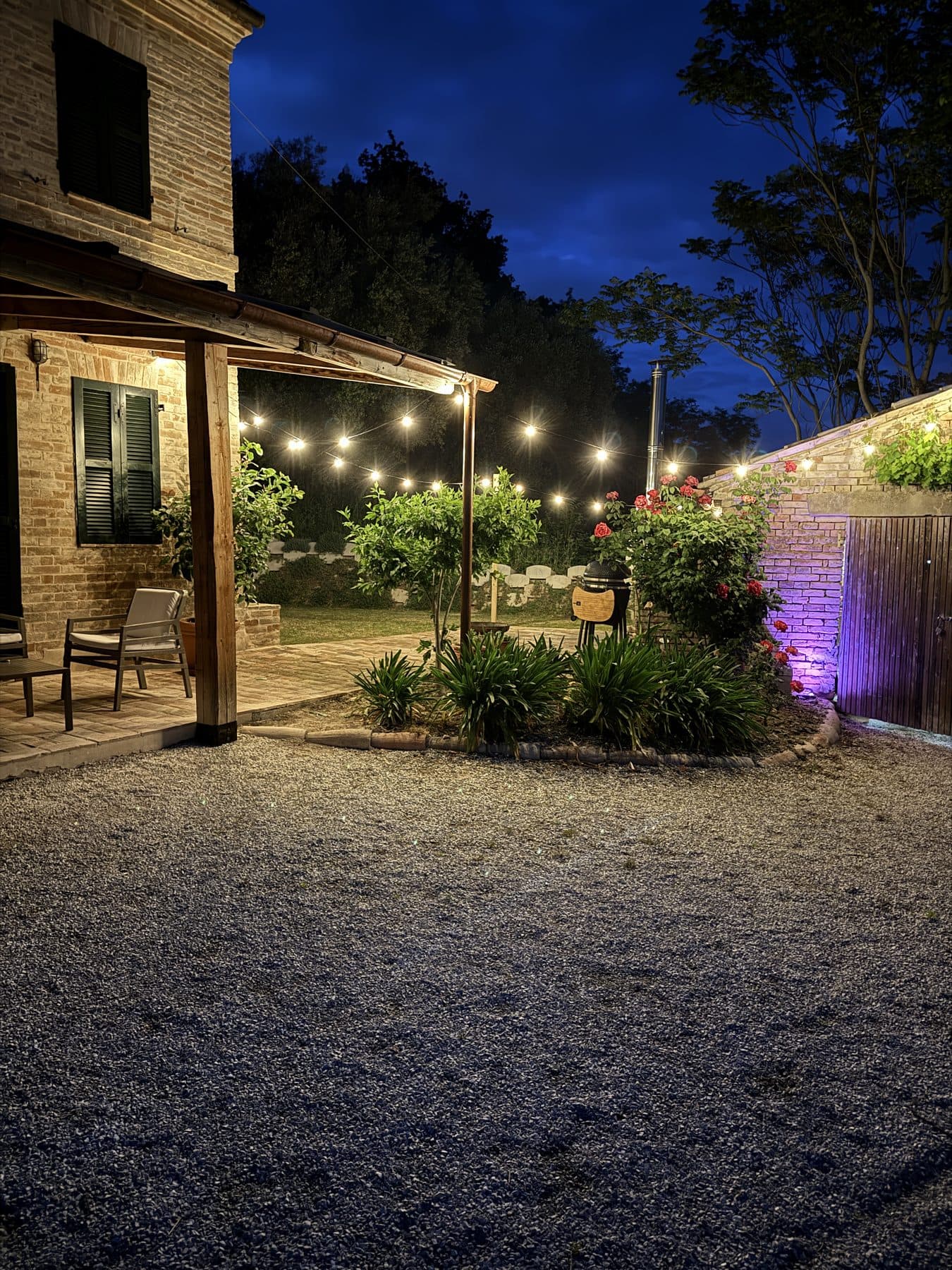 Terras van Casa Raffaela in de avond met sfeerverlichting