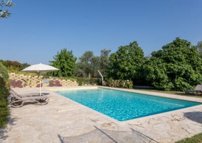 Privézwembad bij Casa Raffaela vakantievilla met ligbedden in de heuvels van de Marche