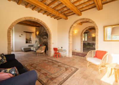 Casa Raffaela heeft een grote zitkamer, met prachtige Marchiaanse bogen en een rustieke stenen vloer