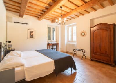 Slaapkamer met uitzicht in Casa Raffaela, vakantiewoning in de Marche