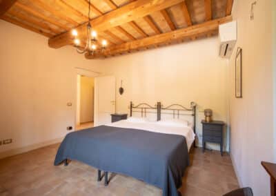 Slaapkamer met uitzicht in Casa Raffaela, vakantiewoning in de Marche