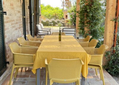 Aan Casa Raffaela zit een grote portico, waar je met 8 personen heerlijk kan dineren of genieten van het waanzegge uitzicht